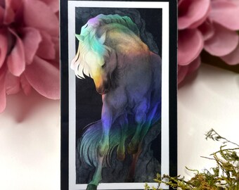 Puede incluir: Una pegatina rectangular con un majestuoso caballo con crin y cuerpo de arcoíris, sobre un fondo oscuro. El caballo está representado en una pose elegante, con un borde blanco y un marco negro.