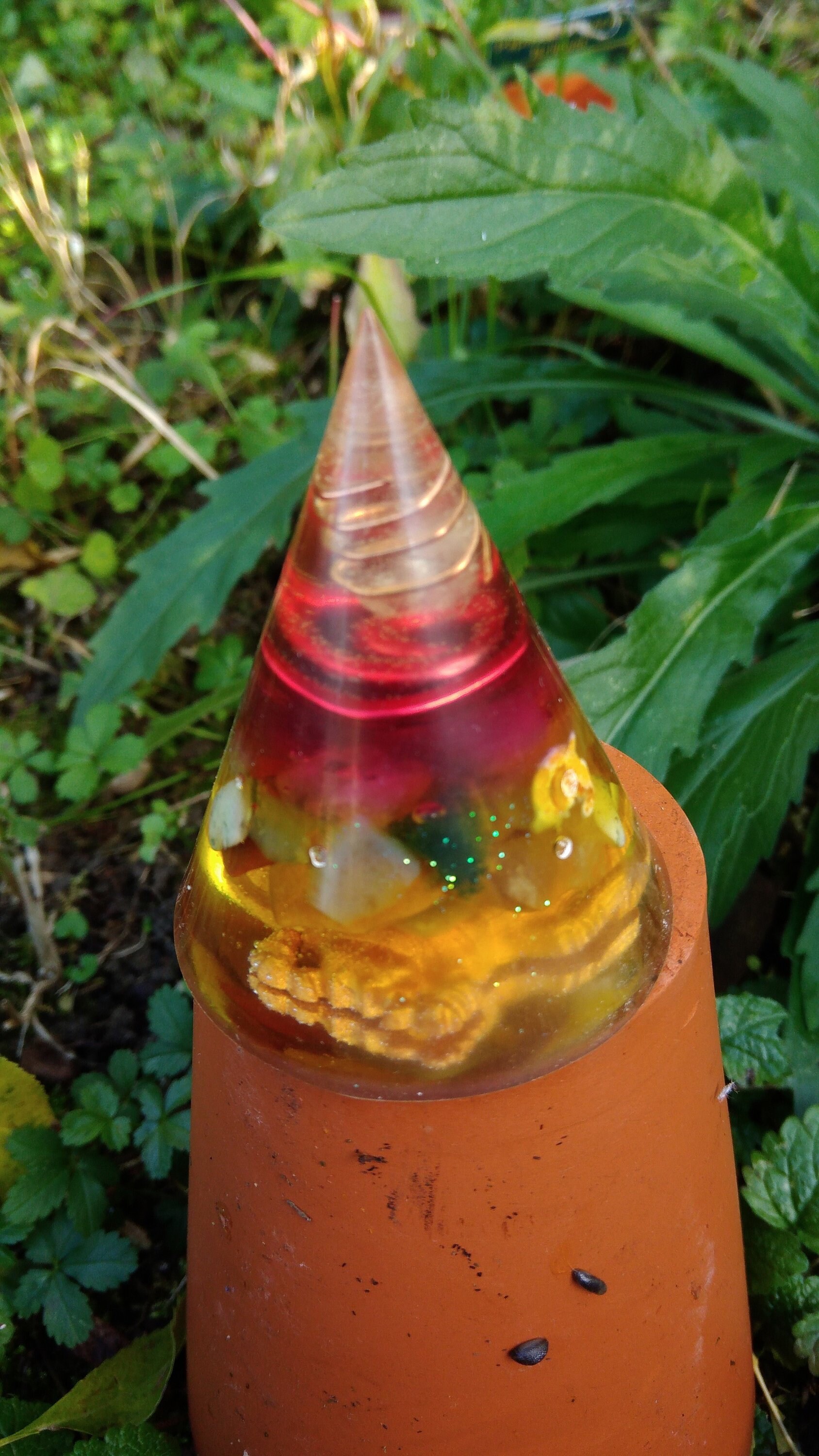 Orgonite Cône Violet et Jaune avec Scarabée