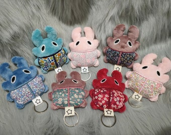 Llavero con diseño de escarabajo floral y estampado Liberty, ideal para regalar en entomología.