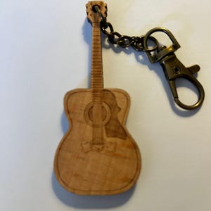 Houten sleutelhanger voor akoestische gitaar met bronzen sleutelhanger en clip