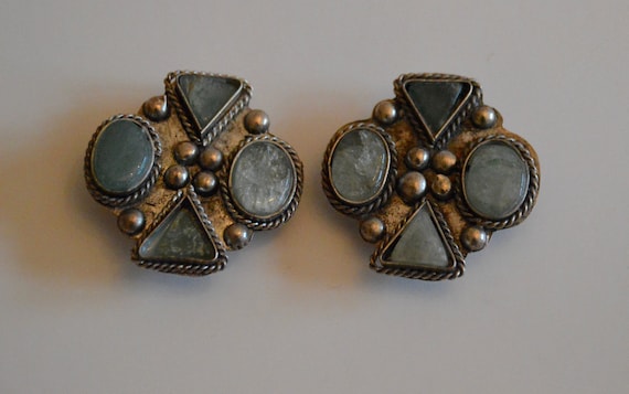 Gorgeous vintage green stone clip earrings - image 1