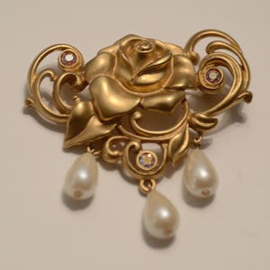 Vintage  late 80&#39;s early 90&#39;s Avon Rose and pearl pin