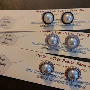 2 resin buttons