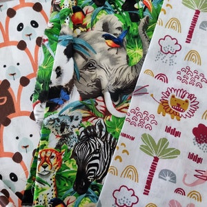 Könnte beinhalten: Drei verschiedene Stoffmuster mit Tierdrucken. Das erste Muster zeigt einen weißen Hintergrund mit braunen Bären, Pandas und orangefarbenen Akzenten. Das zweite Muster zeigt einen grünen Hintergrund mit einer Vielzahl von Tieren, darunter ein Elefant, ein Zebra, ein Gepard und ein Panda. Das dritte Muster zeigt einen weißen Hintergrund mit rosa, roten und gelben Akzenten und Illustrationen von Palmen, Löwen und Elefanten.