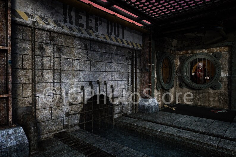 K&ouml;nnte beinhalten: Ein dunkles, industrielles Interieur mit Ziegelw&auml;nden und Metallarmaturen. Die Worte "KEEP OUT" sind &uuml;ber einer Metallt&uuml;r zu sehen. Ein Clown ist durch ein vergittertes Fenster zu sehen. Das Motiv hat ein Horror-Thema.