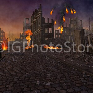Peut inclure: Illustration num&eacute;rique panoramique d'une ville en guerre au cr&eacute;puscule. Les b&acirc;timents sont en ruines, avec des flammes et des explosions visibles. Une rue pav&eacute;e m&egrave;ne &agrave; la destruction, avec des lampadaires bordant la route.