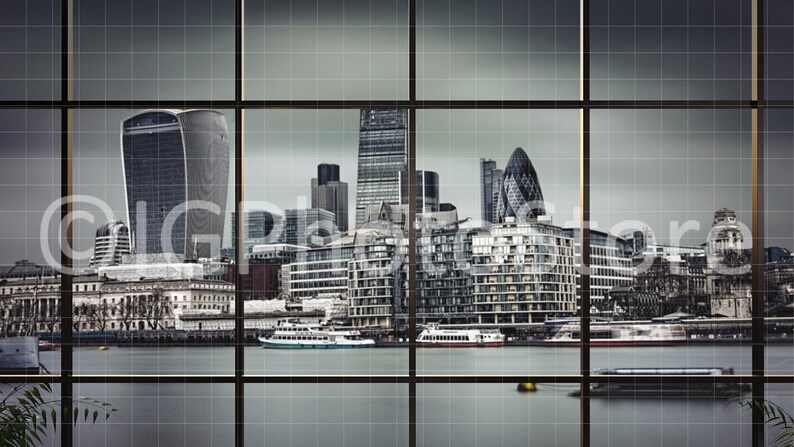 Puede incluir: Una vista del horizonte de Londres a trav&eacute;s de una ventana, con varios rascacielos modernos, incluido el ic&oacute;nico edificio Gherkin. El r&iacute;o T&aacute;mesis es visible en primer plano, con barcos y un puente.