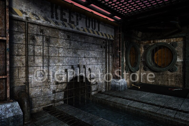 K&ouml;nnte beinhalten: Ein d&uuml;sterer, industriell gestalteter Hintergrund mit einer Backsteinmauer, auf der in Gelb und Schwarz die Worte "KEEP OUT" stehen. Die Szene umfasst Metallvorrichtungen, Ketten und eine dunkle, omin&ouml;se Atmosph&auml;re, ideal f&uuml;r eine dystopische oder urbane Umgebung.