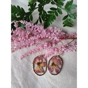 Botanische wilde rozen gouden oorbellen, verjaardagscadeau uniek, mooi cadeau, bruidsmeisjes cadeau, Englatine naam cadeau, natuurliefhebber cadeau