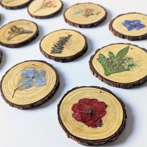 Rustic Wedding Favours, Wooden Discs with Mixed Pressed Flowers Detail, Barn Wedding Guest Gifts