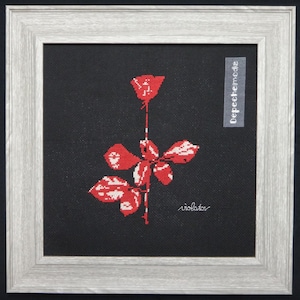 Könnte beinhalten: Ein gerahmtes Kreuzstich-Kunstwerk mit einer roten Rose mit Blättern auf schwarzem Hintergrund. Der Text "violator" und "Depeche Mode" ist in der rechten unteren Ecke sichtbar.