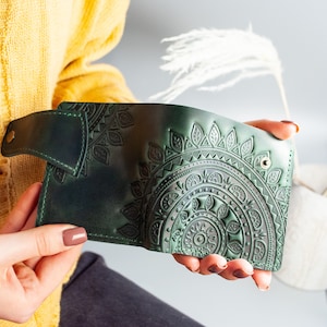 Cartera Pequeña Piel Verdadera Verde, Cartera Piel Boho, Cartera con Sol, Cartera Mujer Linda, Cartera con Adorno
