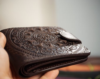 Cartera de piel marrón con sol, cartera boho, cartera pequeña de piel, cartera con adorno, cartera de mujer de piel