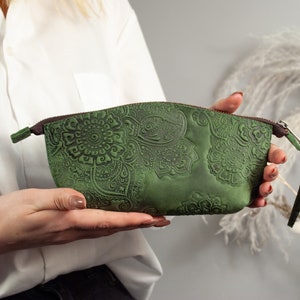 Leather makeup bag for women, Green Leather cosmetic pouch, leather makeup bag, Small Makeup pouch, travel pouch, Leather makeup
