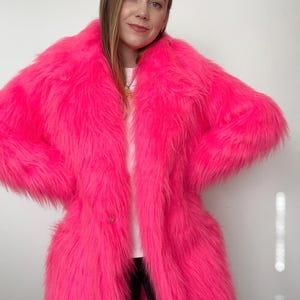 Abrigo de piel sintética rosa flúor: chaqueta vegana extragrande hecha a mano