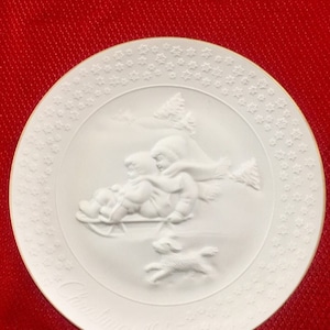 Avon Collectible Plate, Christmas 1985, A Child&#39;s Christmas, Children Sledding, Raised Design, Embossed Stars, Bisque Porcelain, Gold Trim