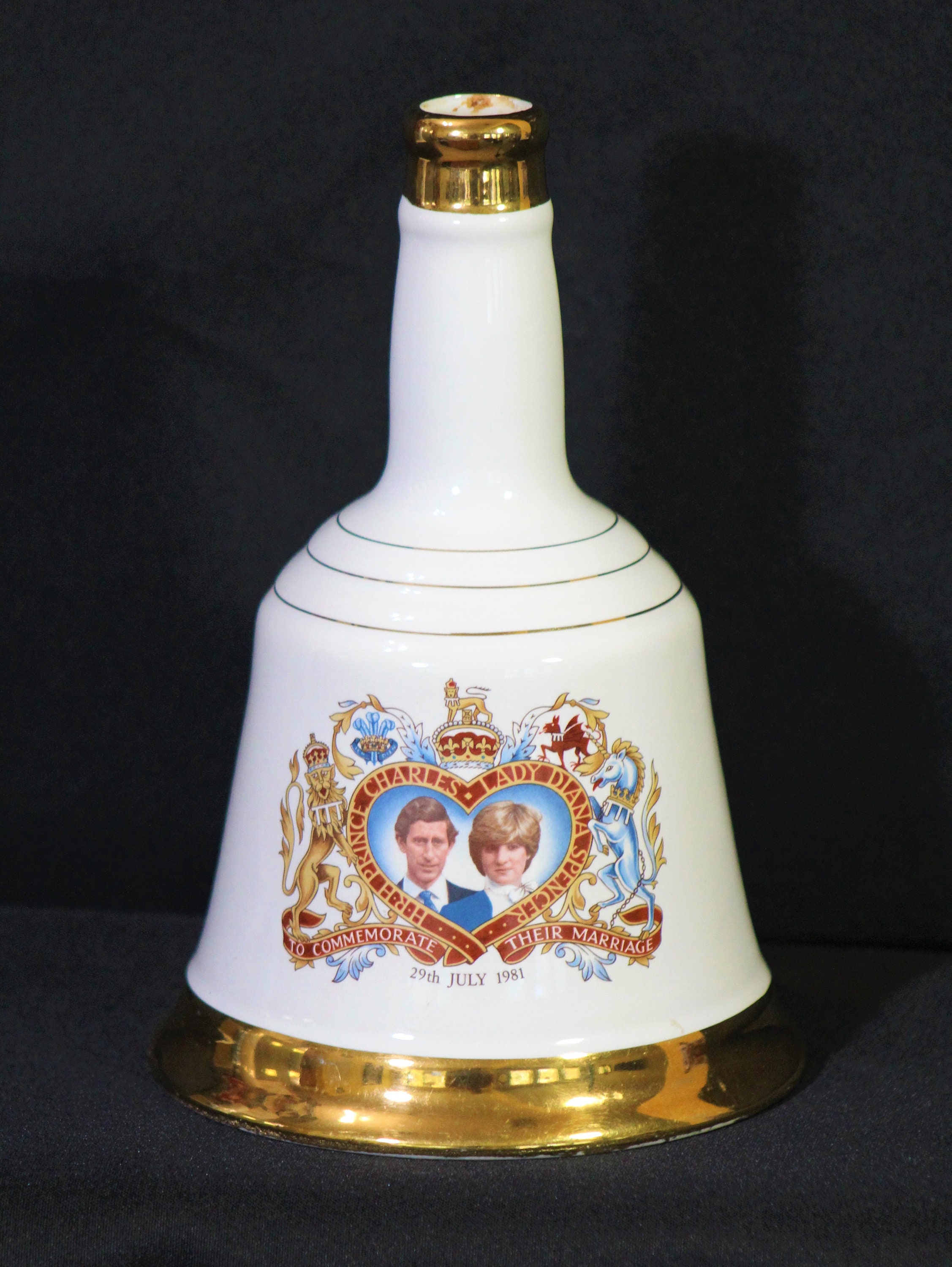 希少　ダイアナ妃成婚記念　Bells  Decanter　箱あり未開栓 希少 ダイアナ妃成婚記念 Bells Royal Decanter 箱あり未開栓