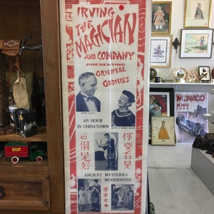 Irving el Mago y compañía presentando Cartel Original de Las Rarezas Orientales