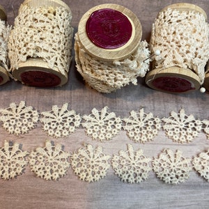 Antico ricamo di inizio '900, rocchetto di legno, punto lento, abbellimento, scrapbooking, etichetta, tasche, pizzo a fuselli