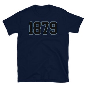 K&ouml;nnte beinhalten: Marineblaues T-Shirt mit der Zahl 1879 in wei&szlig; mit schwarzem Umriss gedruckt.