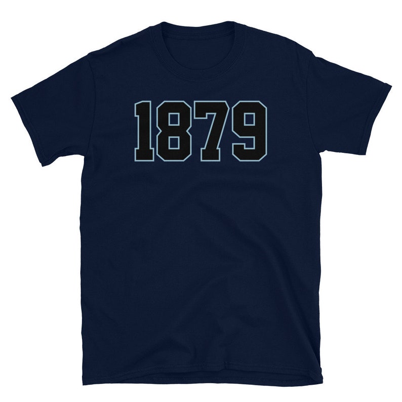 K&ouml;nnte beinhalten: Marineblaues T-Shirt mit der Zahl 1879 in wei&szlig; mit schwarzem Umriss gedruckt.