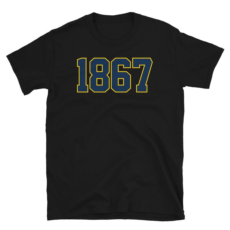 Może przedstawiać: Czarny T-shirt z nadrukiem 1867 w kolorze granatowym na przodzie, w pogrubionym, obwiedzionym kroju.