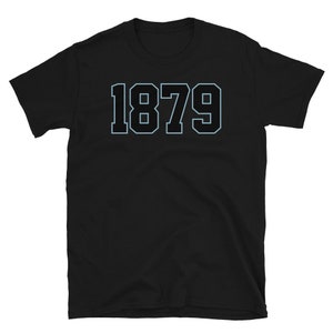 K&ouml;nnte beinhalten: Schwarzes T-Shirt mit der Zahl 1879 in wei&szlig; gedruckt und blau umrandet.