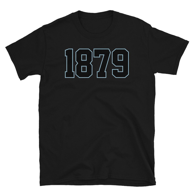 K&ouml;nnte beinhalten: Schwarzes T-Shirt mit der Zahl 1879 in wei&szlig; gedruckt und blau umrandet.