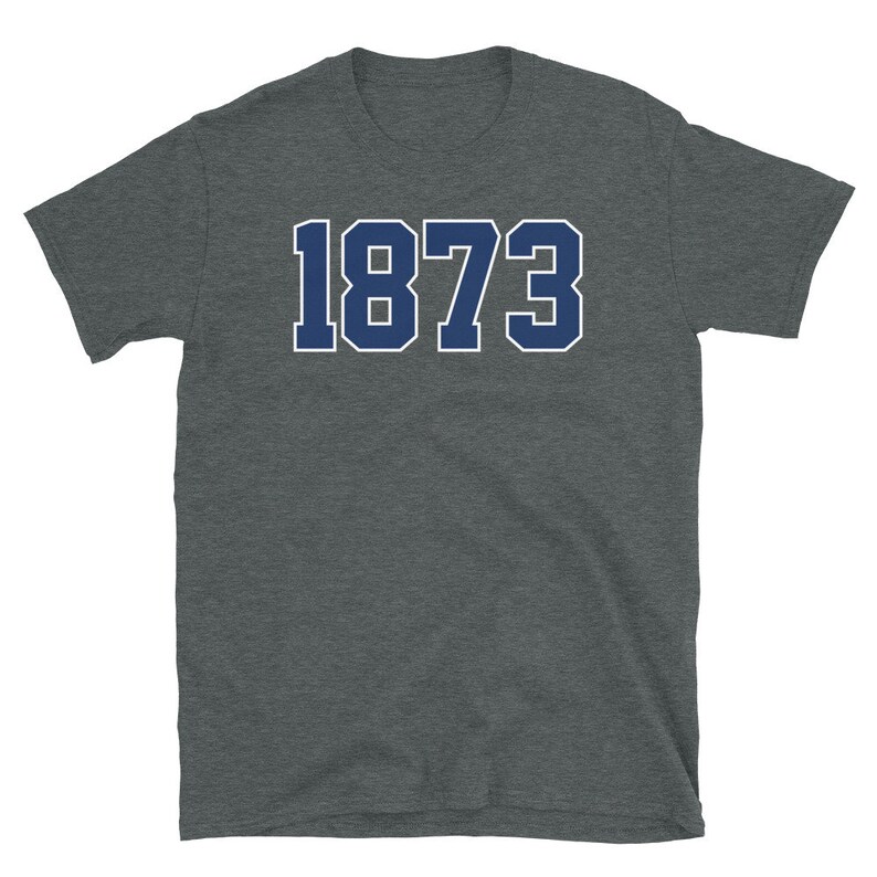 Puede incluir: Una camiseta gris oscuro jaspeada con un 1873 azul marino impreso en la parte delantera.