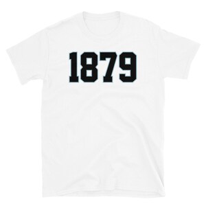 K&ouml;nnte beinhalten: Wei&szlig;es T-Shirt mit schwarzem Text, der "1879" in einer fetten, blockartigen Schrift zeigt.