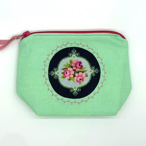 Borsa cosmetica ricamata a mano verde menta, piccola borsa cosmetica verde, borsa da toilette ricamata a mano per borsetta, pochette per il trucco ricamata a mano