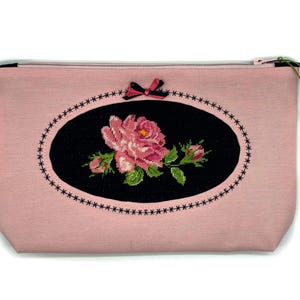 Pochette rose brodée avec fermeture éclair, Grande trousse de maquillage brodée, Trousse de toilette rose, Trousse de toilette rose avec broderie à la main, Trousse de toilette rose