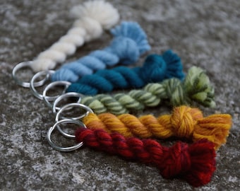 "Pocket skein" keyring in mixed wool, textile accessory handmade in France, customizable colors