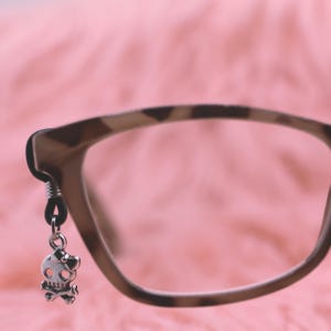 Cute Skull & Crossbones Glasses Charms – Set of 2 Silver Bow-Wearing Skull Dangles (Kawaii Spooky)