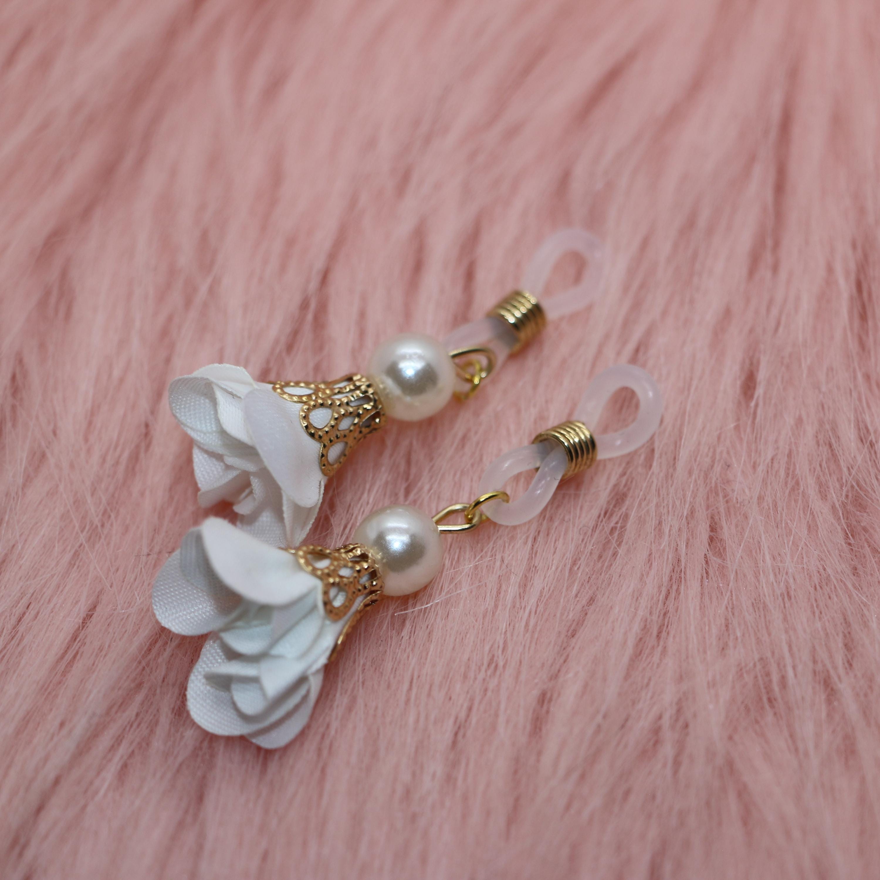 White Chiffon Flower Glasses Charm – Elegant Slip-On Eyewear Accessory with Gold Accent