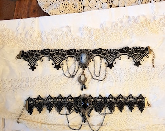 Elégant collier gothique en dentelle noire avec perles et médaillon camée