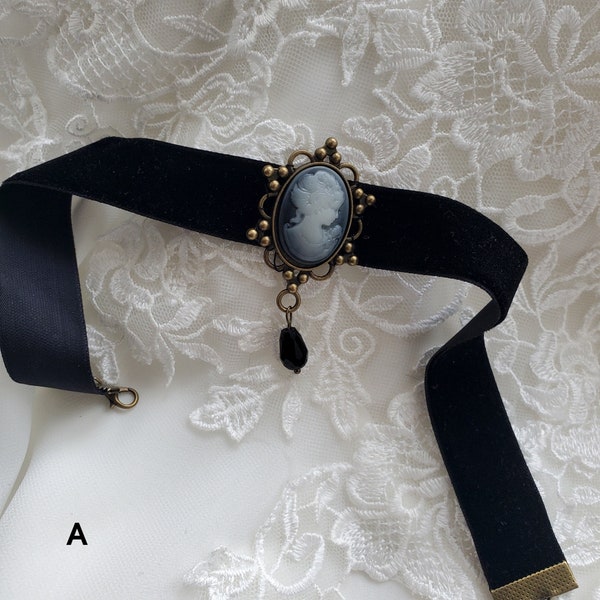 Elégant collier gothique noir, ruban en velours  avec médaillon camée. Cadeau pour elle