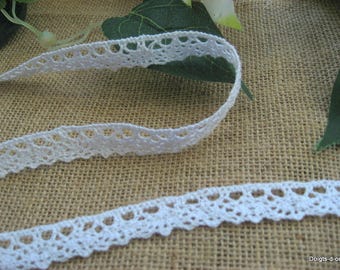 fine old-fashioned lace in white cotton, width 14 mm