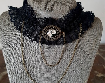 Gothic necklaces in pleated lace and black satin with central medallion and vintage chains, several models