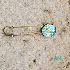 Large pin brooch, different models to close sweaters, vests, scarves