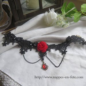 3 modèles d'élégants colliers gothiques avec rose rouge et perles ou médaillons rouges et dentelle, cadeau pour elle image 1