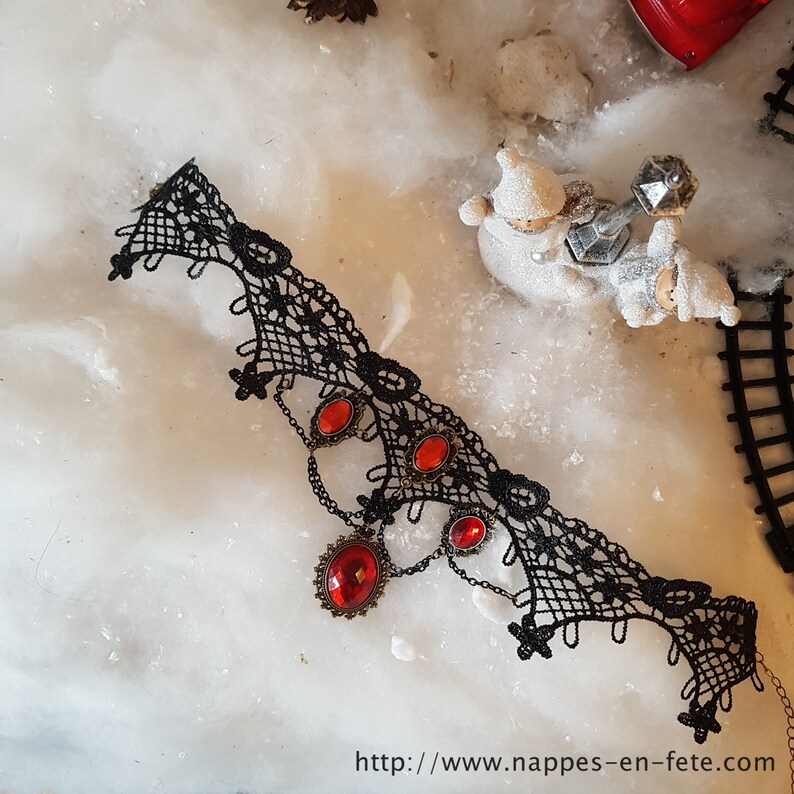 3 modèles d'élégants colliers gothiques avec rose rouge et perles ou médaillons rouges et dentelle, cadeau pour elle image 8