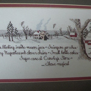 Puede incluir: Una obra de arte de punto de cruz que representa una escena de invierno con casas, árboles y un poema sobre luciérnagas, columpios y caña de azúcar. El poema dice: "Fireflies blinking inside mason jars ~ Swingson porches Creamy Magnolissand clover chains ~ Small bottle cokes Sugar cane at Crowley's Store~ ...Thave magiesl... and knee action ca... and woving to tra... That wonder... momentsane"
