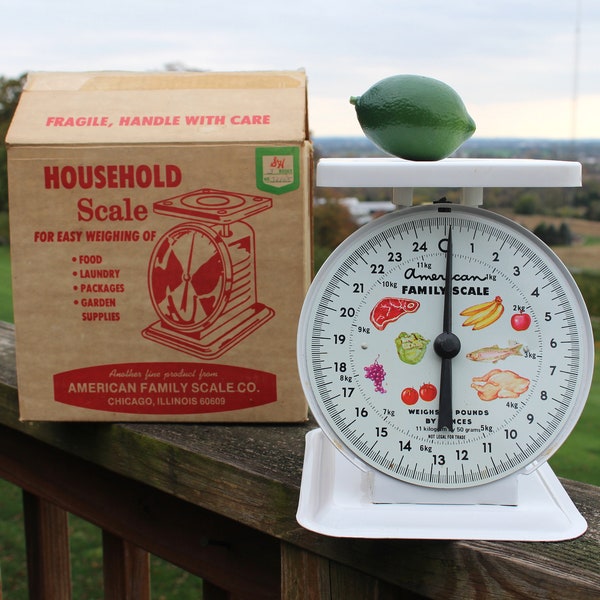 Vintage white kitchen scale with food graphic; ORIGINAL box! 25 pound capacity; AWESOME décor piece and it WORKS!