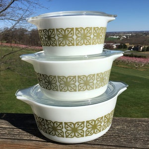 Set of 3 vintage 1960s green Pyrex Autumn Floral (Verde Square Flower) pattern 1 Qt, 1 1/2 Qt, and 2 1/2 Qt casseroles / ovenware with LIDS!