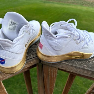 Nike Apollo Missions Paul George PG3 sneakers; Mens Size 7 (EUR 40; Seems like a Women's 8 1/2) NASA meatball/US flag patches on heels; New!