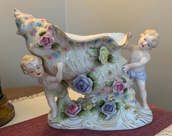 Maceta de caracola de porcelana antigua: querubines, rosas y detalles dorados