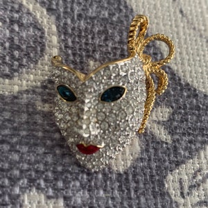 Vintage Swarovski Crystal Pave Masquerade Mask Brooch Pin Pendant Vintage Mardi Gras Gold Plated