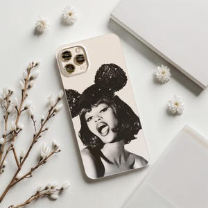 Custodia elegante per iPhone in bianco e nero – Ritratto retrò glamour con orecchie di Minnie – Elegante custodia protettiva per gli amanti dello stile iPhone.