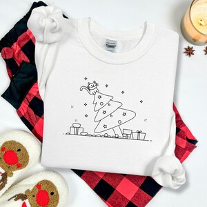 クリスマス キャット カオス スウェットシャツ。猫好きの方のための面白い倒れる木のデザイン。ホリデー ギフトに最適です。
